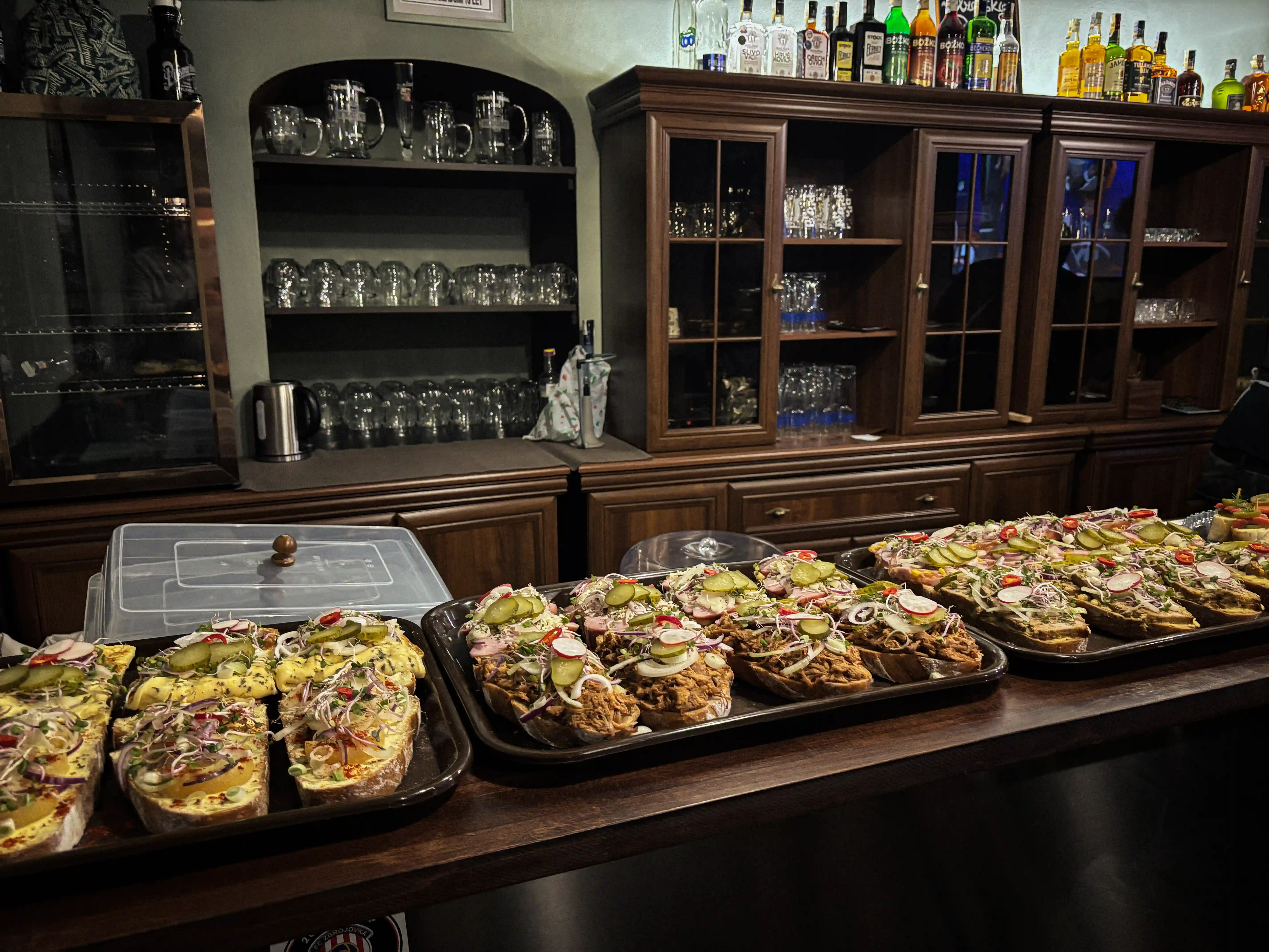 Obložené chlebíčky a studená kuchyně připravená na baru